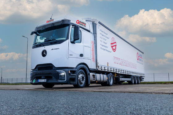 �jgener�ci�s MEGA Mercedes az utakon